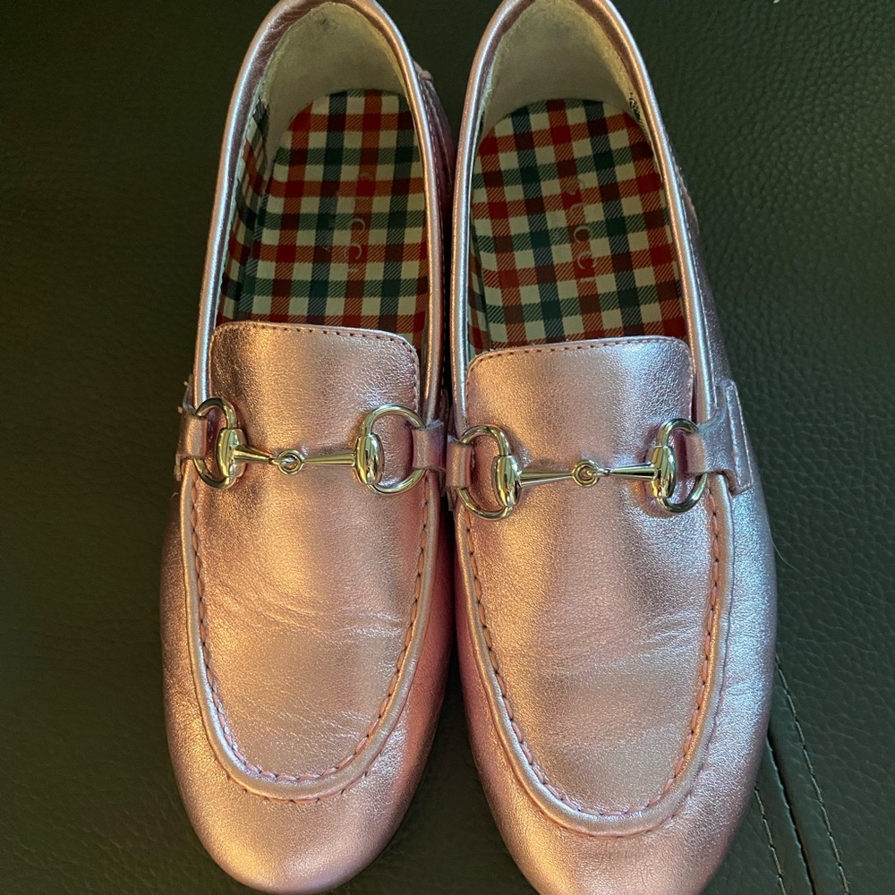 I’m selling Gucci girls leather loafers!